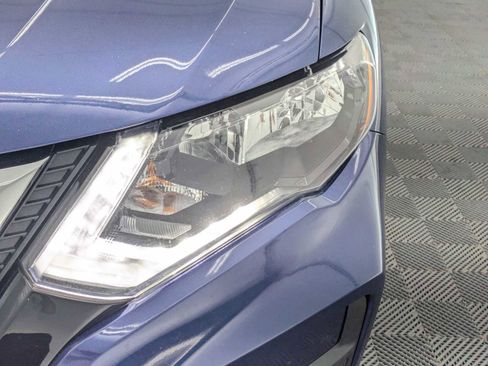 Used 2018 Nissan Rogue SV AWD/4WD image 10