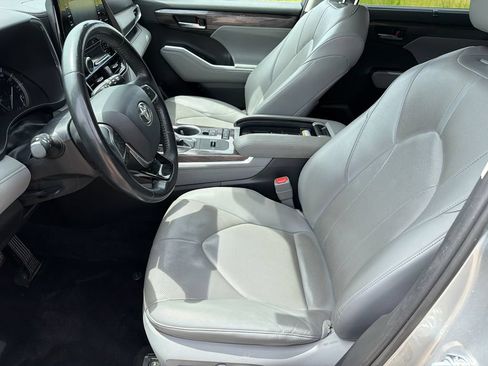 Used 2020 Toyota Highlander Limited FWD image 9