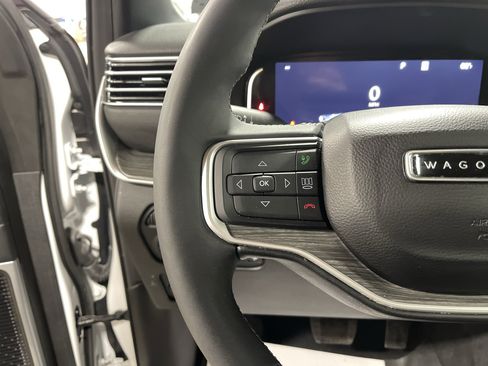 Used 2024 Jeep Wagoneer L Series III w/ Premium Group I image 20