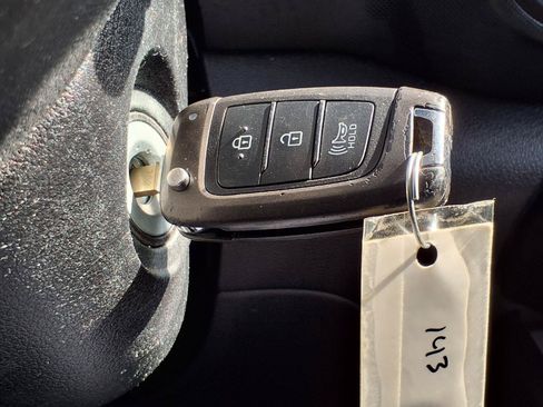 Used 2020 Hyundai Venue SEL FWD image 11