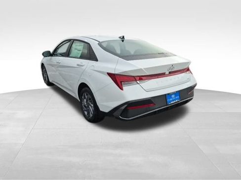 New 2026 Hyundai Elantra Hybrid FWD image 7
