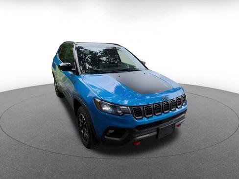 Used 2025 Jeep Compass Trailhawk AWD/4WD image 3