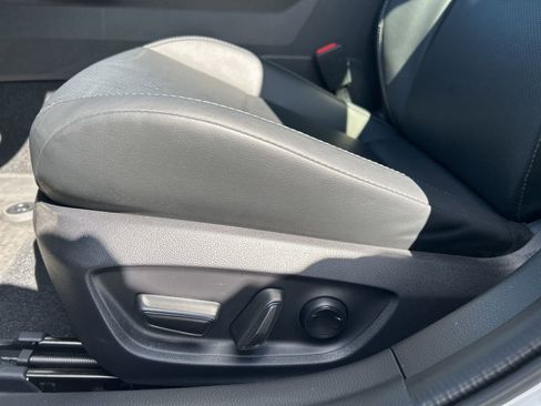 Used 2025 Toyota Prius XLE image 11