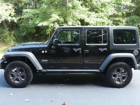 Used 2018 Jeep Wrangler Unlimited Rubicon AWD/4WD image 2