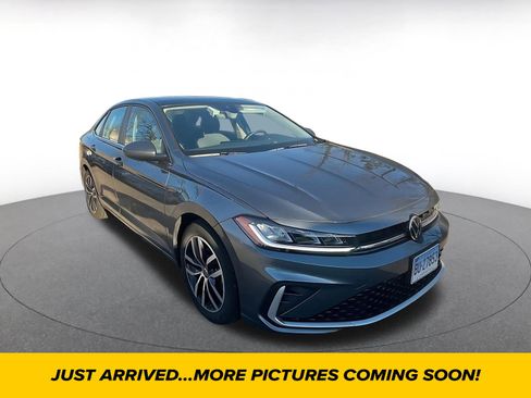 Used 2025 Volkswagen Jetta SE image 1