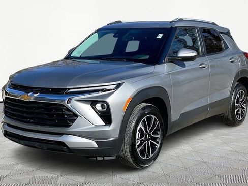 Used 2024 Chevrolet TrailBlazer LT w/ LT Cold Weather Package image 3