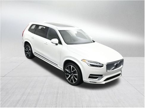 Used 2023 Volvo XC90 B5 Plus AWD/4WD image 24