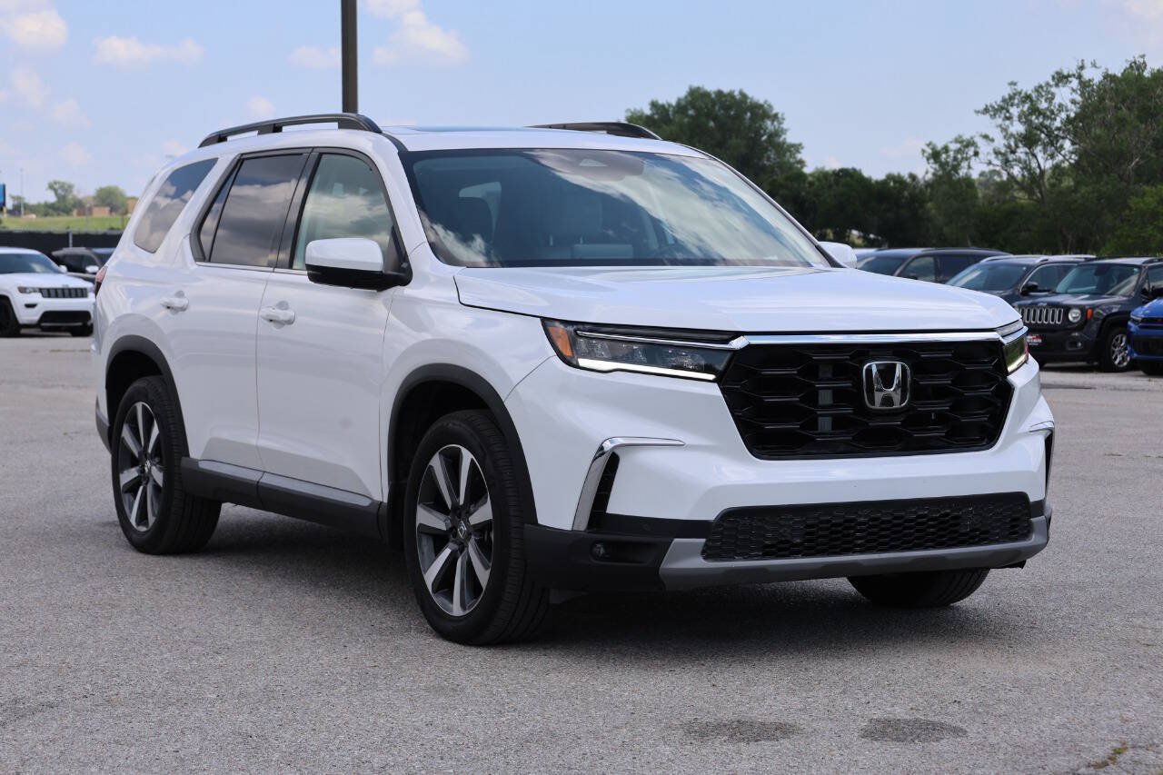 Used 2025 Honda Pilot Touring image 4