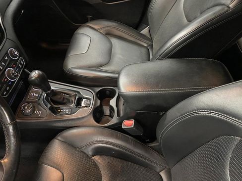 Used 2020 Jeep Cherokee Limited image 19