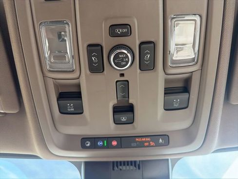 Used 2025 GMC Yukon Denali w/ Sun & Power Step Package AWD/4WD image 29