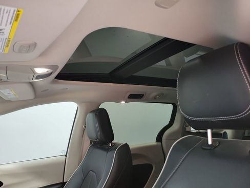 Used 2023 Chrysler Pacifica Limited image 64