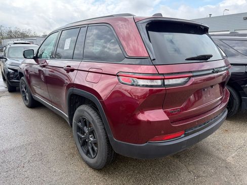 Used 2025 Jeep Grand Cherokee Altitude image 4