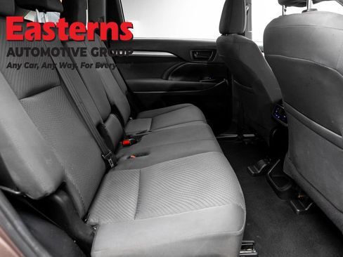 Used 2019 Toyota Highlander LE FWD image 21