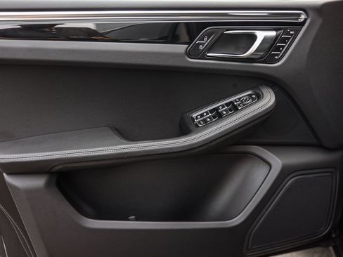 Certified 2025 Porsche Macan image 15