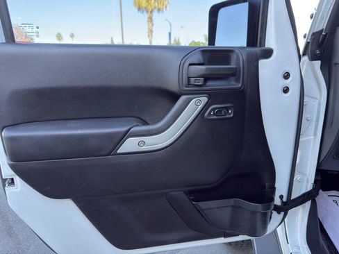 Used 2014 Jeep Wrangler Unlimited Rubicon w/ Connectivity Group AWD/4WD image 10