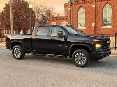 Used 2024 Chevrolet Silverado 2500 Custom w/ Custom Convenience Package image 2