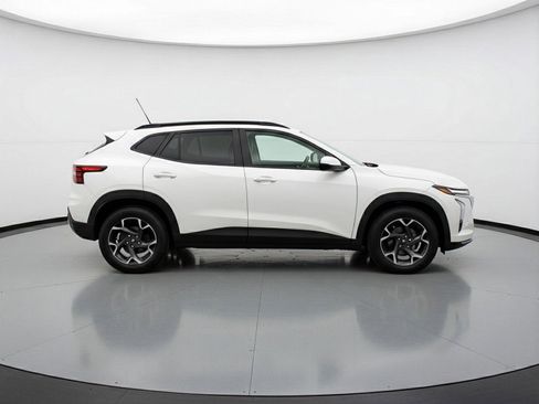 Used 2025 Chevrolet Trax LT FWD image 11