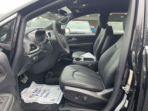 New 2026 Chrysler Pacifica Select image 24