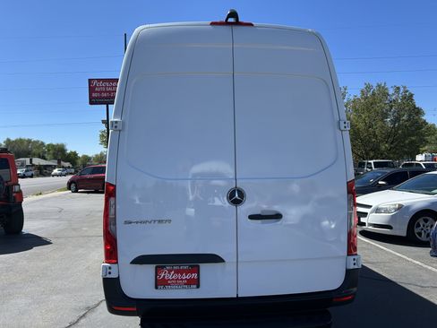 Used 2022 Mercedes-Benz Sprinter 2500 image 8