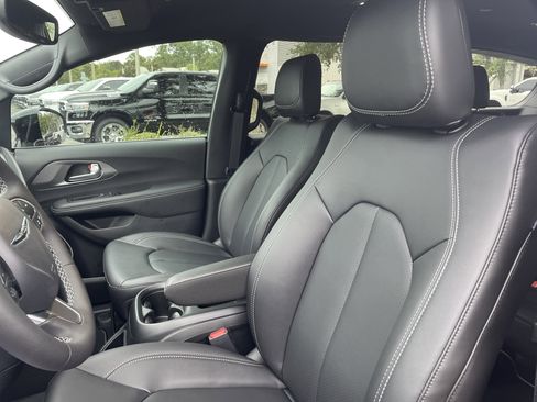 New 2026 Chrysler Pacifica Select image 13