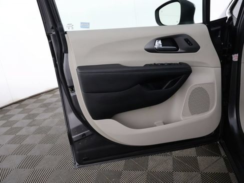 Used 2023 Chrysler Pacifica Touring-L FWD image 24