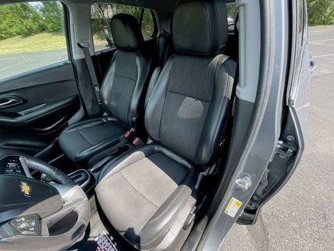 Used 2019 Chevrolet Trax LT w/ LT Convenience Package FWD image 19