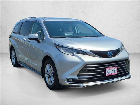 Used 2022 Toyota Sienna Limited FWD image 3
