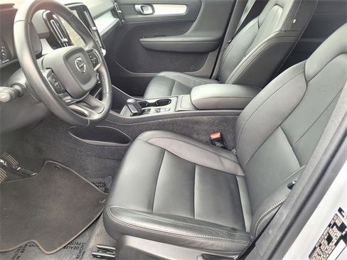 Used 2021 Volvo XC40 T5 Momentum image 14