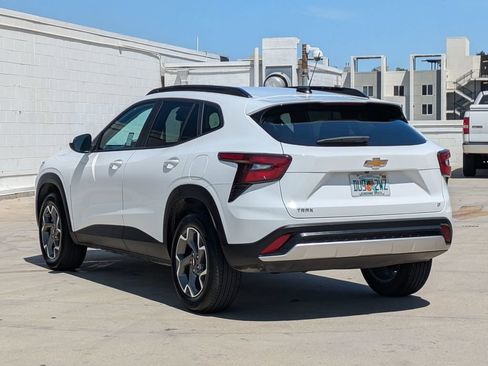 Used 2025 Chevrolet Trax LT w/ LT Convenience Package FWD image 9