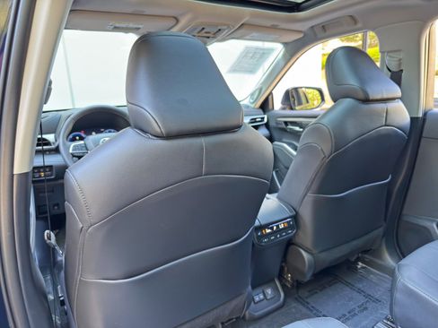 Used 2025 Toyota Highlander Platinum AWD/4WD image 39
