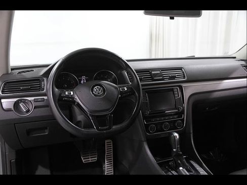 Used 2018 Volkswagen Passat 2.0T R-Line FWD image 6