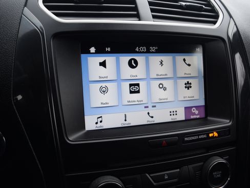 Used 2017 Ford Explorer XLT w/ Equipment Group 201A image 9