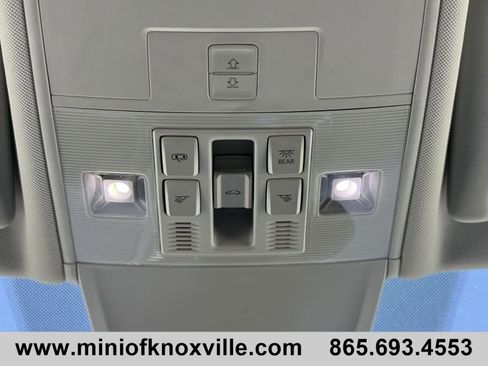 Used 2024 Volkswagen Tiguan SE image 31