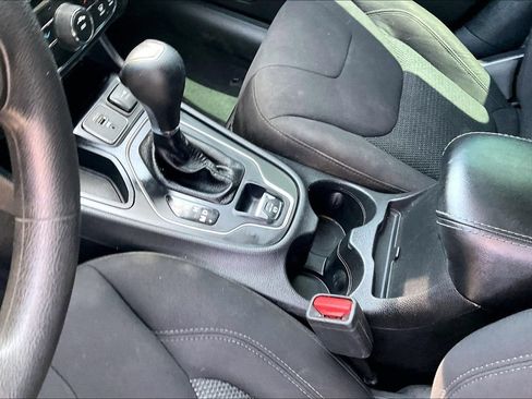 Used 2020 Jeep Cherokee Latitude FWD image 17