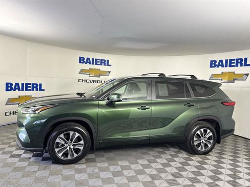 Used 2023 Toyota Highlander XLE image 2