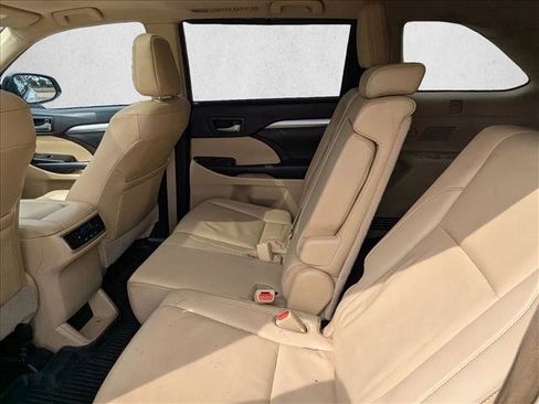 Used 2019 Toyota Highlander XLE image 18