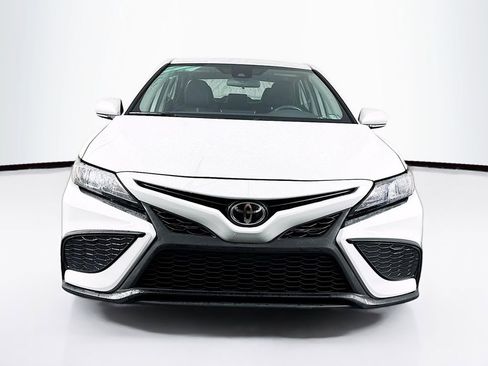 Used 2023 Toyota Camry SE image 2