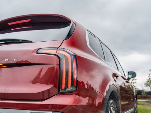 Used 2023 Kia Telluride EX w/ EX Captain's Chair Package image 16