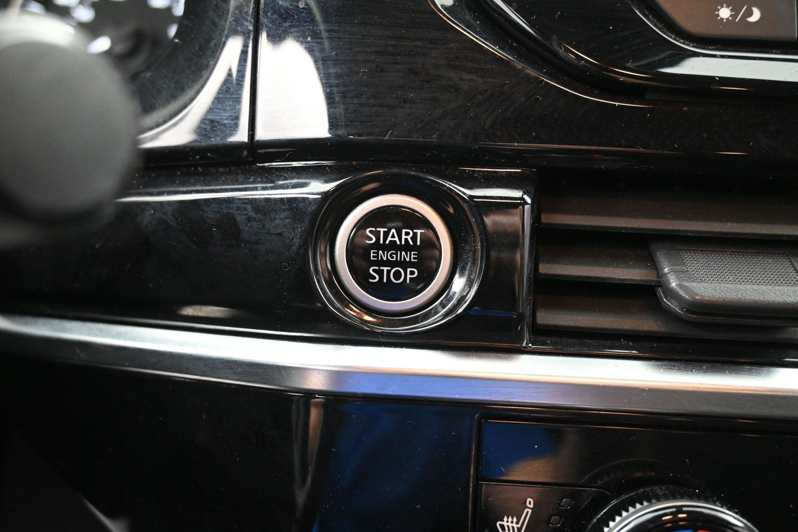 Used 2024 Nissan Pathfinder SV FWD image 33
