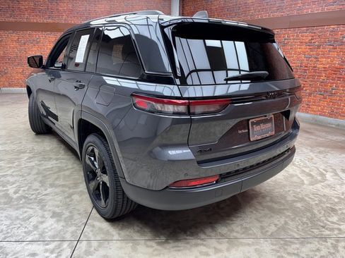 Used 2023 Jeep Grand Cherokee Altitude image 3