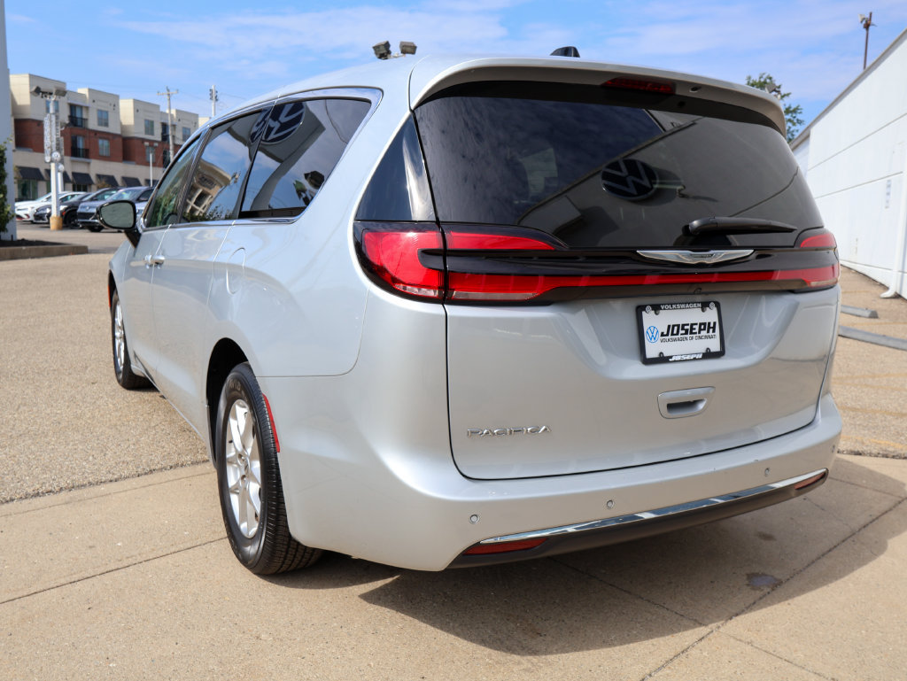 Used 2024 Chrysler Pacifica Touring-L FWD image 3