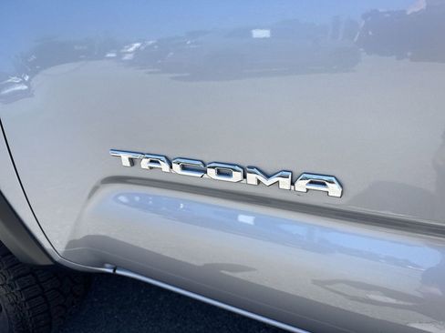 Used 2020 Toyota Tacoma TRD Off-Road w/ Technology Package AWD/4WD image 7