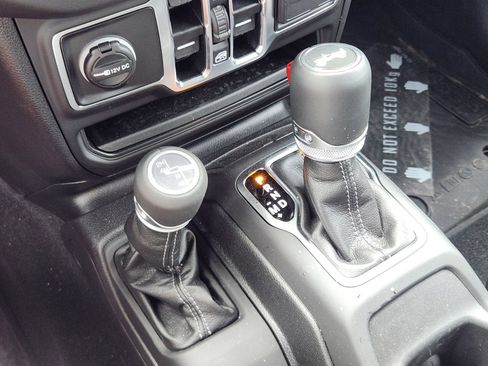 Used 2025 Jeep Wrangler Unlimited Sahara AWD/4WD image 22