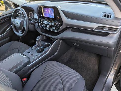 Used 2025 Toyota Highlander LE image 23