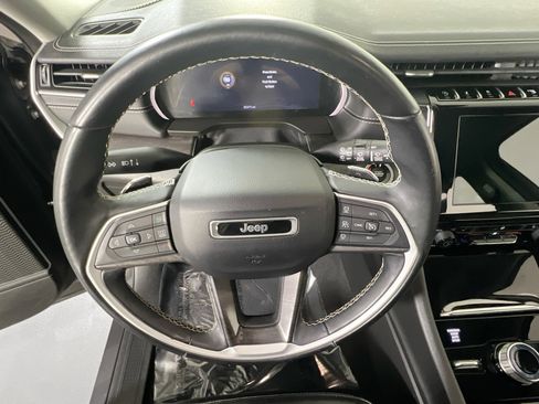 Used 2022 Jeep Grand Cherokee Limited image 11