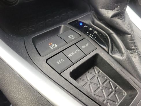 Used 2021 Toyota RAV4 LE image 22