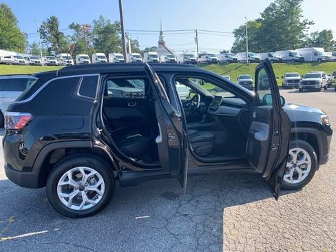 Used 2025 Jeep Compass Latitude w/ Sun & Sound Group AWD/4WD image 11