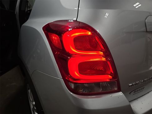 Certified 2020 Chevrolet Trax LT w/ LT Convenience Package image 33