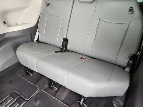 Used 2023 Toyota Sienna XLE FWD image 34