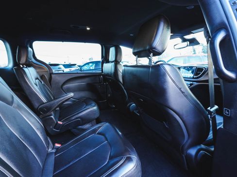 Used 2025 Chrysler Pacifica Select image 33